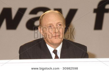 Londres - el 4 de diciembre: Rt.Hon. Neil Kinnock, líder del partido laborista, asiste a una conferencia de prensa en