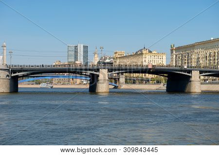 Moscow, Russia - May 6, 2019: View Of The Borodinsky Bridge Over The Moscow River In Moscow In The S