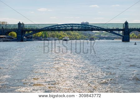 Moscow, Russia - May 6, 2019: View Of The Andreevsky Bridge Over The Moscow River And Tourist Pleasu