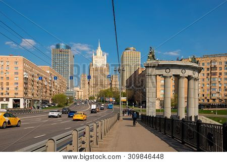 Moscow, Russia - May 6, 2019: View Of Borodinsky Bridge Over The Moscow River And The Building Of Th