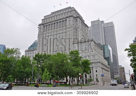 Montreal - Aug. 4, 2011: Sun Life Building And Place Ville-marie In Downtown Montreal, Quebec, Canad