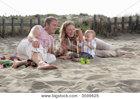 Unge lykkelig familie af tre