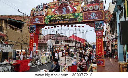 Melaka, Malaysia - 25 Jun, 2019: People Enjoy The Local Food At Night Market Located In Jonker Stree