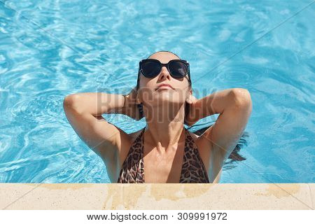 Image Of Wet Blackhair Woman In Swimsuit With Leopard Print Posing At Pool, Wearing Stylish Glasses,