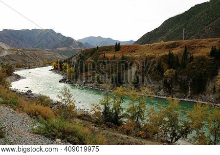 The Bend Of A Large Picturesque River Flowing In The Horse, Surrounded By High Mountains And Conifer
