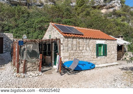 Vis, Croatia - Aug 17, 2020: Stone House Hostel In Stiniva Shlerted Cove Beach In Summer