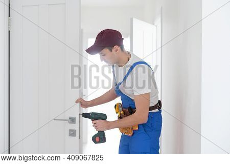 The Master Adjusts The Fittings In The Doors. The Plastic Door Jammed Does Not Work. The Plastic Doo