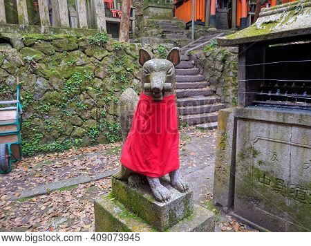 Kyoto, Japan - April 5, 2018: The Incarnation Of The Goddess Inari Is A Fox, Fushimi Inari Temple In