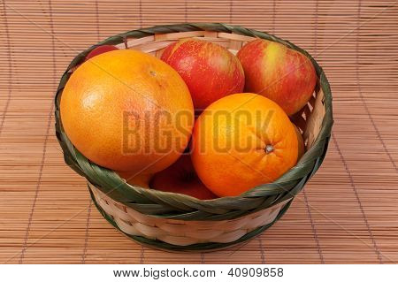 fruit in rieten mand