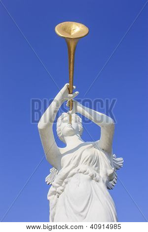 statue