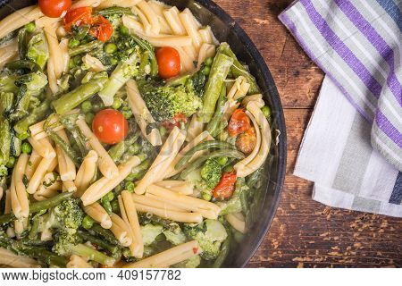 Cooking Primavera Pasta In A Pan - Vegan American And Italian Primavera Pasta Dish With Broccoli, Be