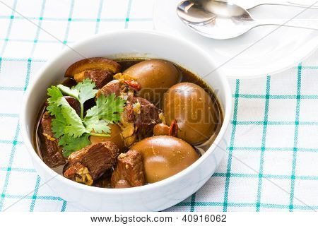 Söt gryta ägg och fläsk