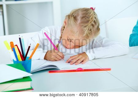 Estudiante diligente en su libro