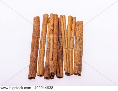Cinnamon Sticks, Classic Spice From The Inner Bark Of Tropical Asian Trees, Flavorful And Aromatic F