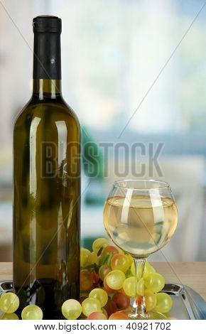 Vino in vetro con bottiglia su Spinelli su sfondo camera bianco