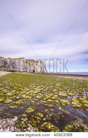Etretat Aval Cliff Landmark ve kumsalı. Normandy, Fransa.