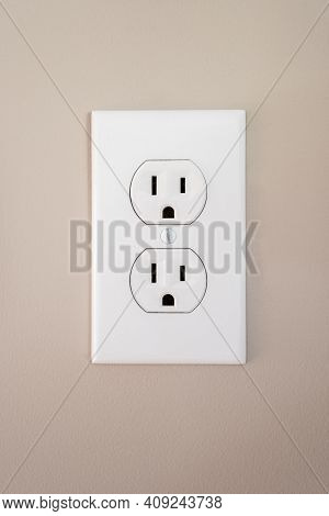 A 115 Amp White Wall Outlet With A Face Plate