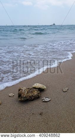 Beautiful Waves In The Beach When The Sun Bright