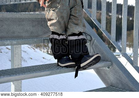 Little Boy Inadvertently Descends The Stairs. Do Not Stick To The Railing And When It Falls Will Be 