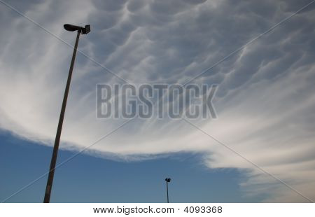 Mammatus Wolken und Straßenlaternen