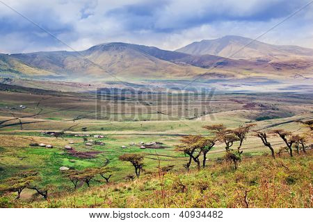 Paisaje de sabana en Tanzania, África. Casas Masai en el valle