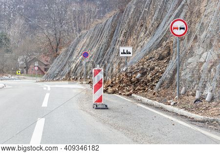 Rocks blocking the road due to a slope slide