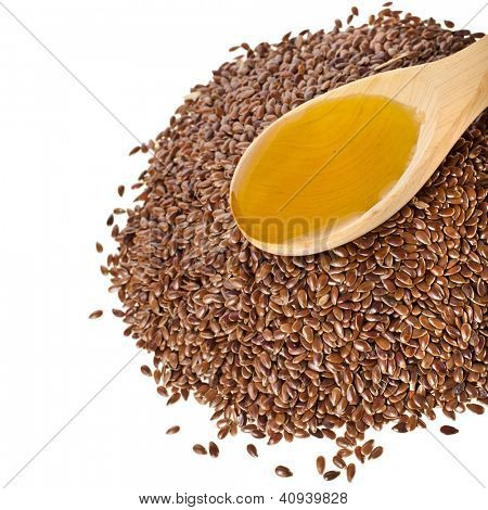 เมล็ด flax เมล็ดและช้อนน้ำมัน closeup แยกต่างหากบนพื้นหลังสีขาว