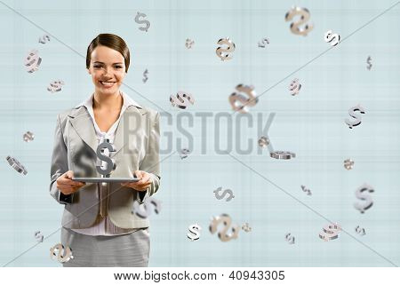 Business-Frau lÃ¤chelnd und hÃ¤lt eine Tabelle