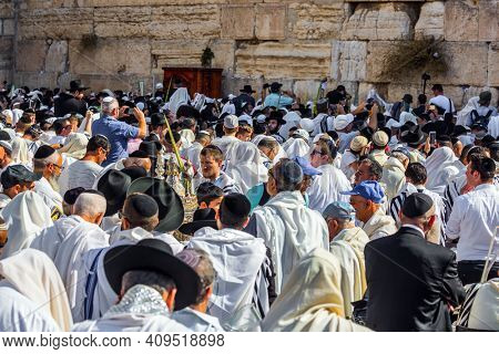 JERUSALEM, ISRAEL - SEPTEMBER 26, 2018: Great Jewish holiday - Sukkot is an agricultural harvest festival. The Jews, wrapped in tallits, pray at the Wailing Wall. 