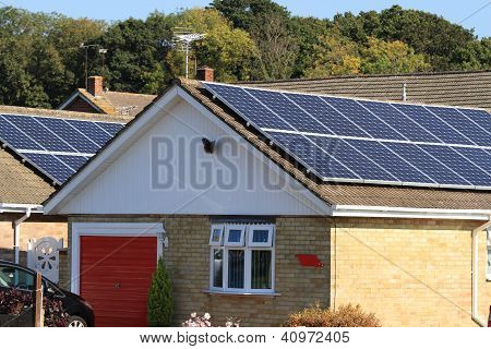 Solar-Photovoltaik-Module auf dem Dach des Hauses