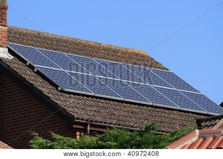 Solar-Photovoltaik-Module auf dem Dach des Hauses