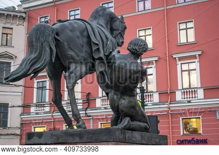 Russia, Saint Petersburg, 10.04.2019 Anichkov Bridge-arch Bridge Over The Fontanka River In The Cent