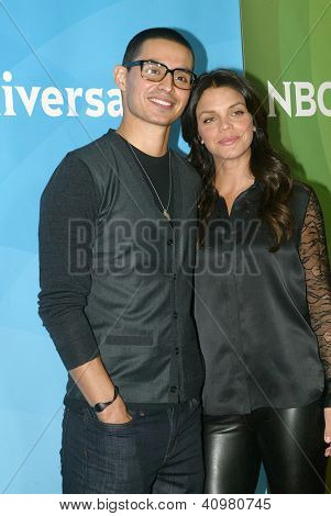 PASADENA, CA - JAN. 7: Manny Montana og Vanessa Ferlito ankommer til NBCUniversal 2013 vinter Pres