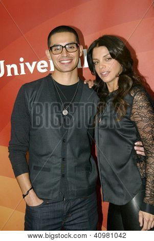 PASADENA, CA - JAN. 7: Manny Montana og Vanessa Ferlito ankommer til NBCUniversal 2013 vinter Pres