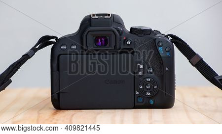 Galle, Sri Lanka - 02 18 2021: Eos Rebel T7i Dslr Camera Back With Viewfinder And All The Dials And 