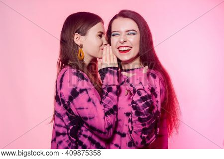 2 Girls In The Same Things With Bright Makeup. Brunette Girls, Sisters, Girlfriends, Twins Gossip, D