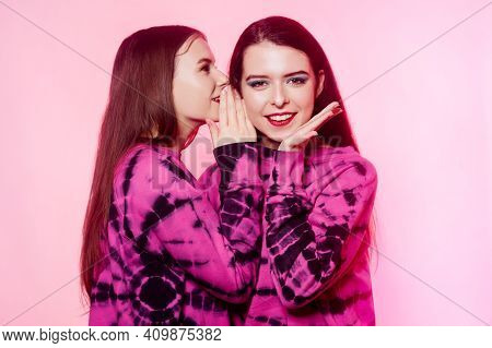 2 Girls In The Same Things With Bright Makeup. Brunette Girls, Sisters, Girlfriends, Twins Gossip, D