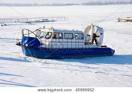 Attraversamento di hovercraft congelato fiume Volga a Samara, Russia