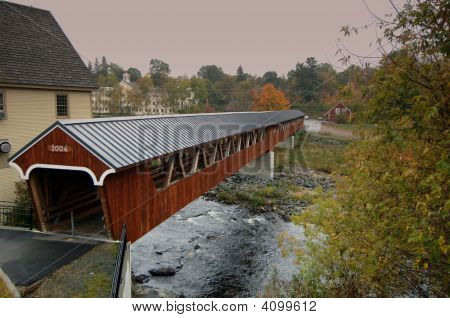 Puente cubierto en colores de otoño de Hampshires nuevo.