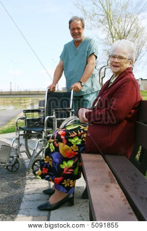 Senior egy parkban