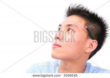 Joven chino Cholar mirando lejos