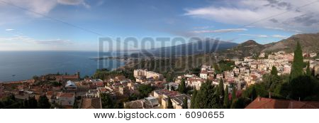 Panoramatický pohled na Taormina s Etna