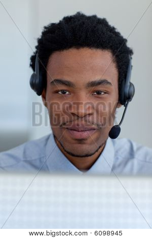 Retrato do empresário afro-americano em um Call Center