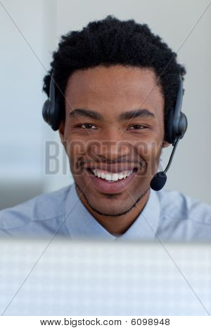 Retrato de um empresário afro-americano sorridente em um Call Center