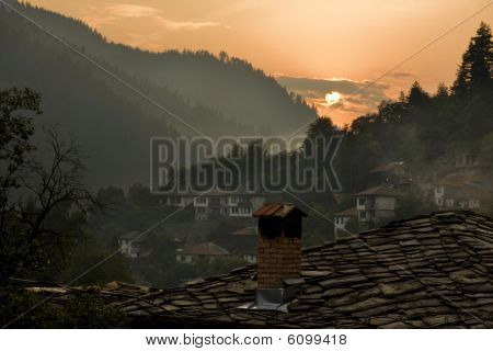 Tramonto al vecchio villaggio rurale