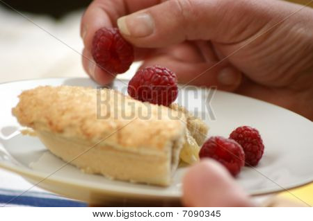 Torta di mele Bramley con lamponi fatte in casa
