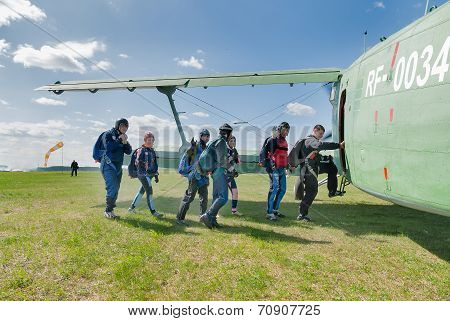 Group of paratroopers gets into AH-2 plane