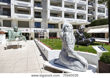 Love, Sculpture, Exposition In Cannes