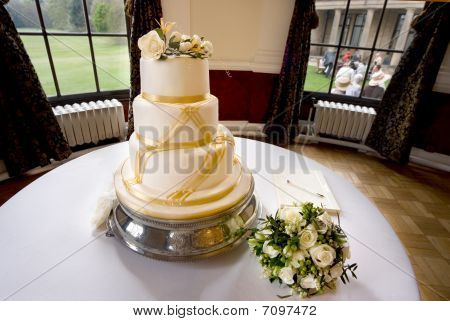 Gâteau de mariage décorée de Roses et de ruban d'or