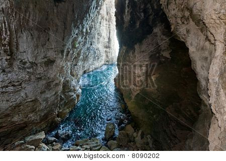 Prastaré obrovské mořské jeskyně v italském městě Gaeta